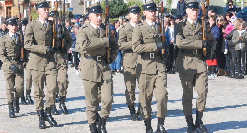 Ślubowanie klas mundurowych w Starachowicach. Wyjątkowy pokaz musztry [ZOBACZ ZDJĘCIA]