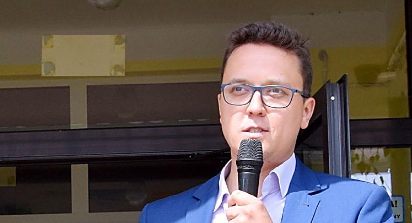 Starosta starachowicki odpowiada wrażliwym społecznie