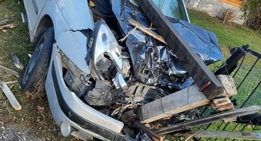 Wypadek w Rudzie. Uszkodzony pojazd i ogrodzenia trzech posesji