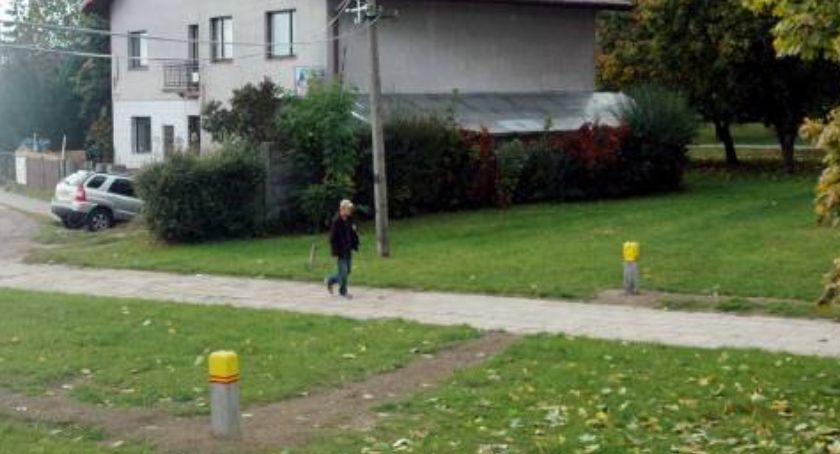 Mieszkańcy Starachowic krytykują słupki