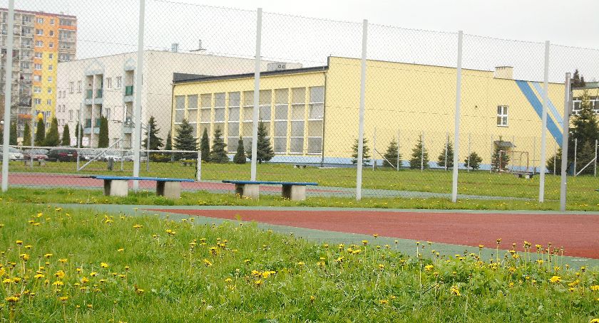 Starachowice. Zaniedbane boiska przy SP nr 11