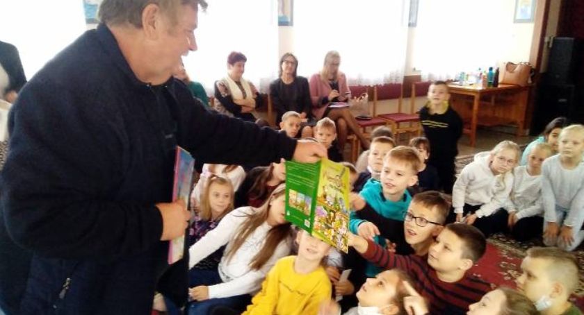 Biblioteka w Pawłowie. Oczym rozmawiał Wiesław Drabik z dziećmi?