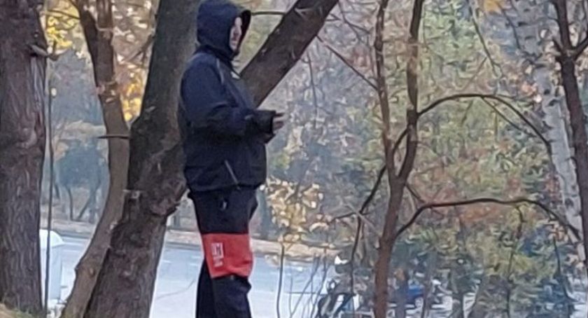 Chciał ukraść samochodową część w Starachowicach. Rozpoznajesz mężczyznę widocznego na zdjęciu?