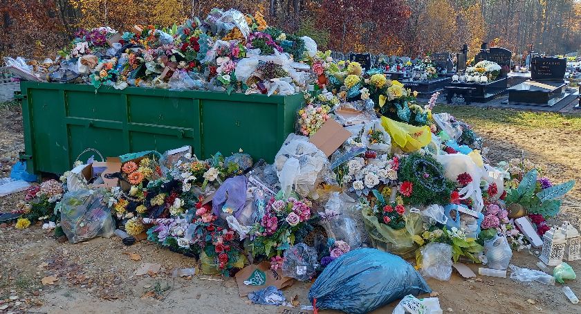 Hałda śmieci i przepełnione kontenery na cmentarzu w Starachowicach. Obok nich nie dało się przejść obojętnie