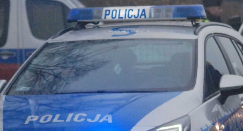 Pijany kierowca z gminy Nowa Słupia. Policjanci ratowali się przed zderzeniem z innym autem