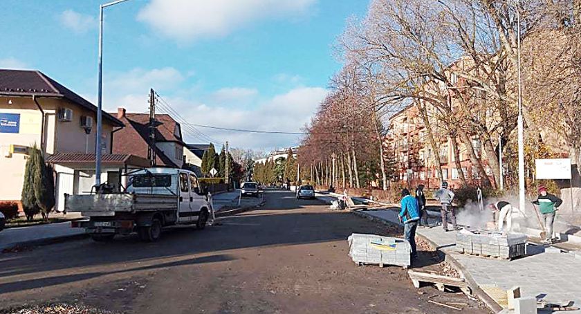 Starachowice. Ul. Konstytucji 3 Maja z opóźnieniem i dodatkowymi kosztami