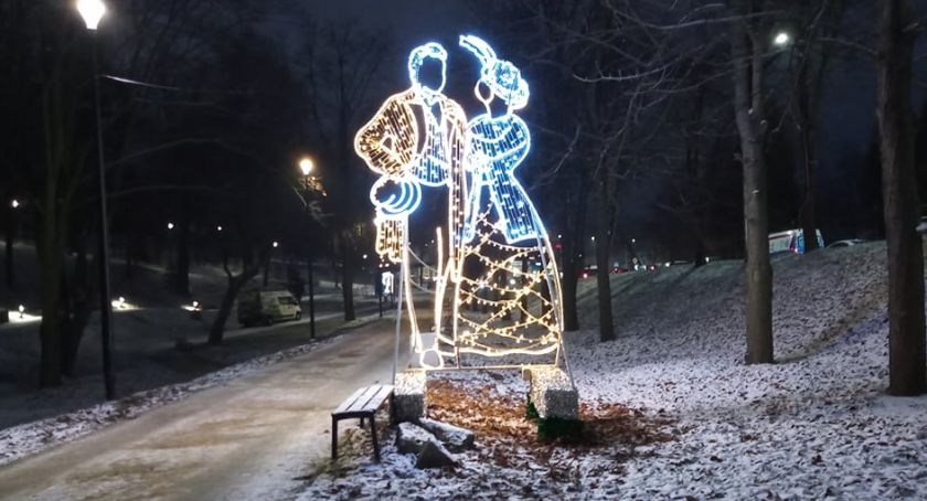 Starachowicki park błyszczy świątecznie