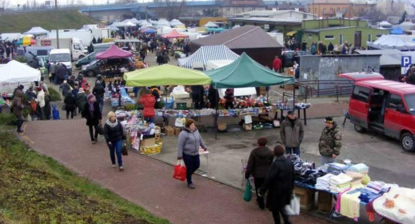 Starachowice. Handel na targowicy - święta i nowy rok
