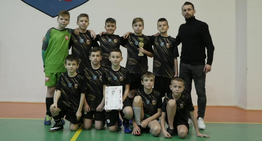 Trzy drużyny z powiatu starachowickiego na podium. Futboliści AP Star i Arki Pawłów skradli show