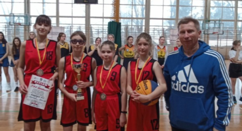 Starachowice. Koszykarki SP nr 11 na podium