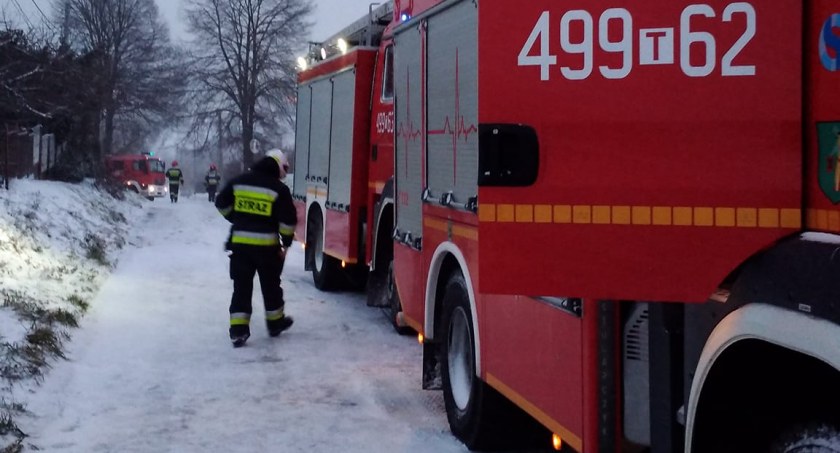 Pożar w Warszówku. Na miejscu zdarzenia strażacy i policjanci