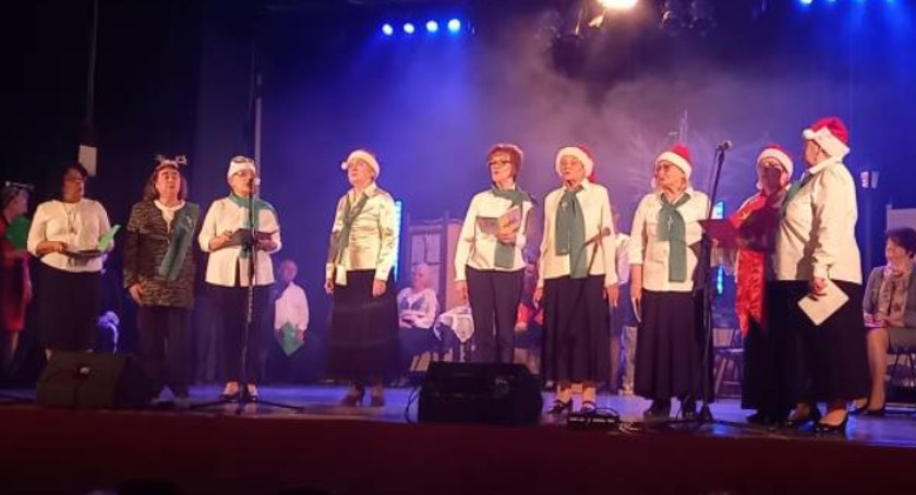 Kolędowanie w starachowickim Parku Kultury z seniorami