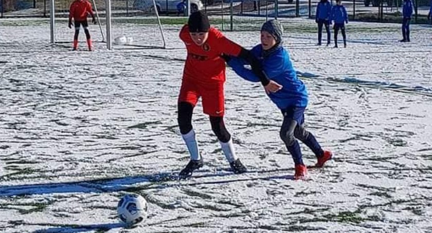Sparingowy trójmecz Juventy Starachowice. Na sztucznej murawie łatwo nie było