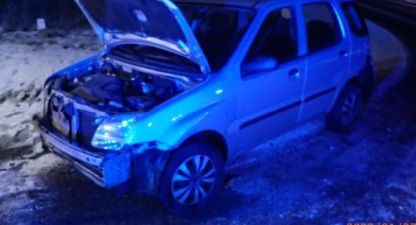 Wypadek w Adamowie. Młoda kobieta straciła panowanie nad autem