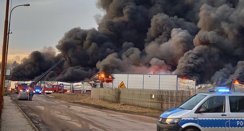 Trwa akcja gaśnicza na terenie starachowickiego Cersanitu. Dramat zakładu i jego pracowników