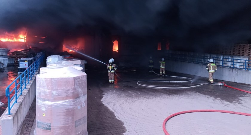 PLINE: ponad 100 strażaków na miejscu pożaru w Starachowicach. Katastroficzny scenariusz, który stał się faktem