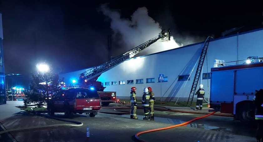 Czwartkowy pożar w Starachowicach w obiektywie. Tak wyglądała walka strażaków z żywiołem