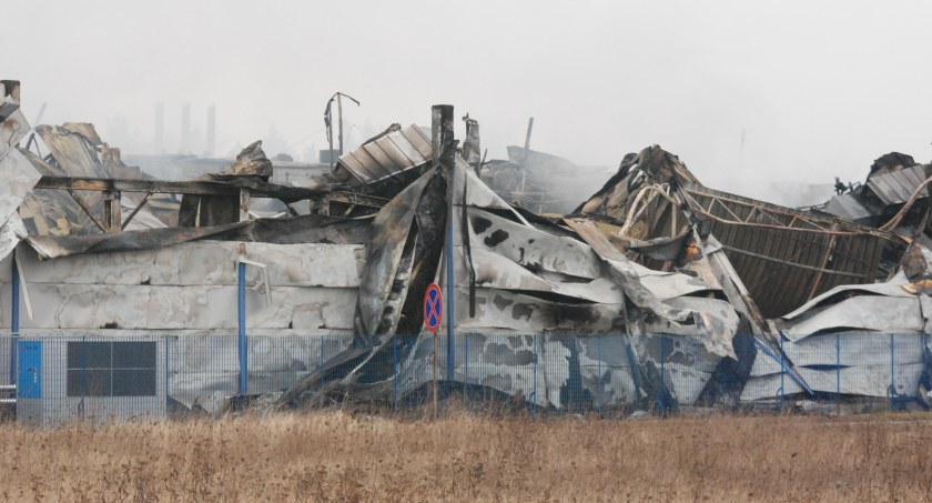 Echa gigantycznego pożaru w Starachowicach. Ponad 50 strażaków nadal na miejscu zdarzenia