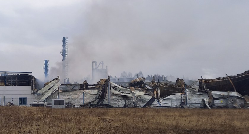 Tragiczny krajobraz pożaru na terenie firmy Cersanit. Tak wygląda zakład w piątkowy poranek [ZOBACZ ZDJĘCIA]