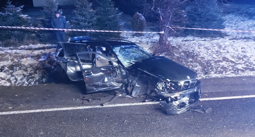PILNE: wypadek ze skutkiem śmiertelnym w Parszowie. Nie żyje kierowca osobowego auta