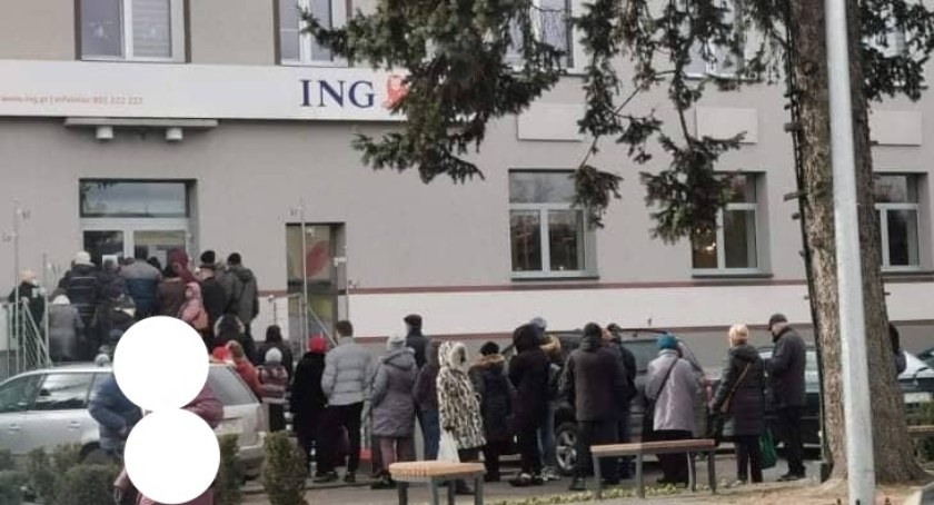 Szturm na bankomaty i stacje paliw w Starachowicach. Mieszkańcy obawiają się najgorszego