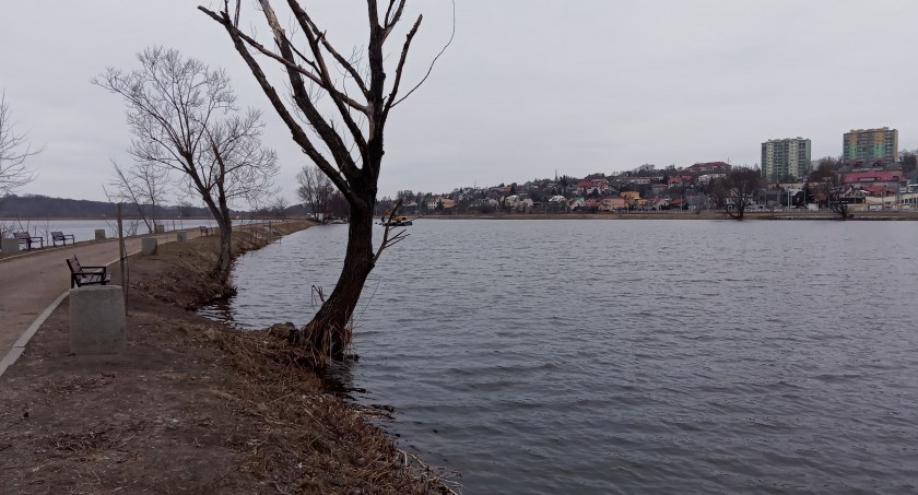 Czyszczą wodę Pasternika, ale robota przy brzegu leży...