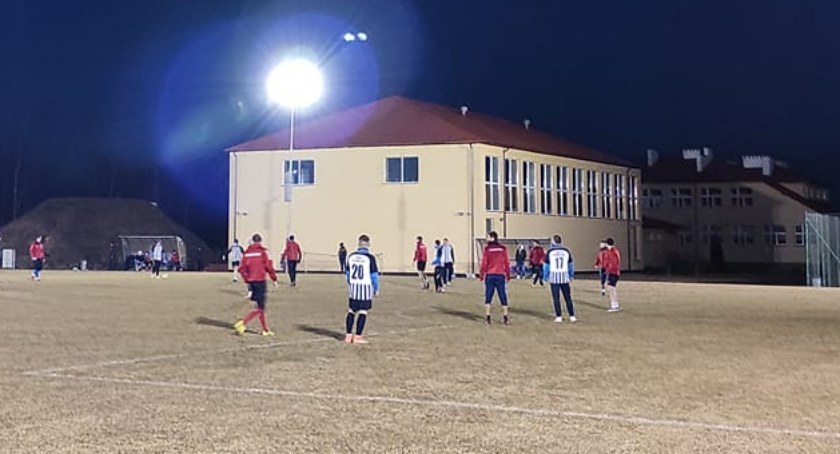 Kolejne zimowe sparingi naszych teamów. Radosny futbol w Starachowicach i Smykowie
