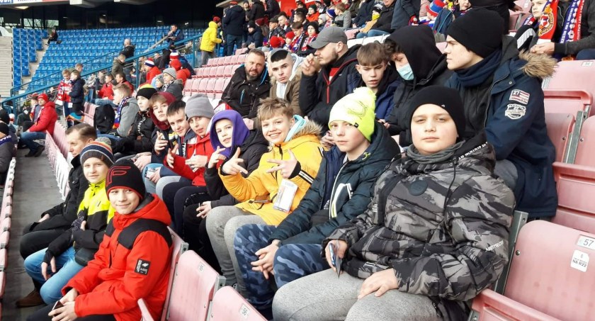 Juventa Starachowice z kibicowską wizytą w Krakowie. Na murawie spotkały się dwie, piłkarskie firmy