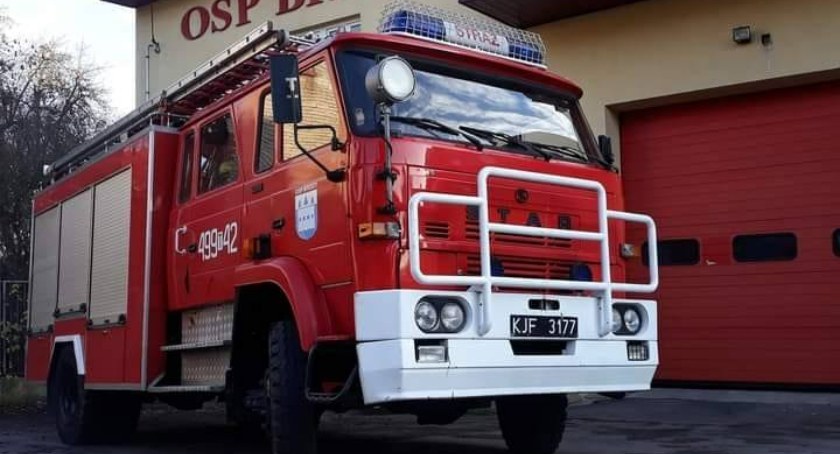 PILNE: pożar na ul. Starachowickiej w Brodach. Strażackie zastępy w wieczornej akcji