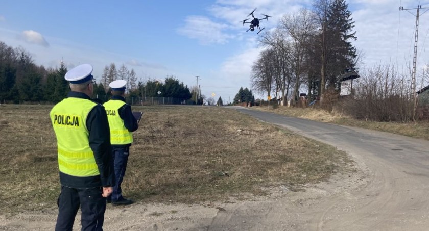 Policjanci z trzech powiatów w akcji. Dron w przestrzeni powietrznej