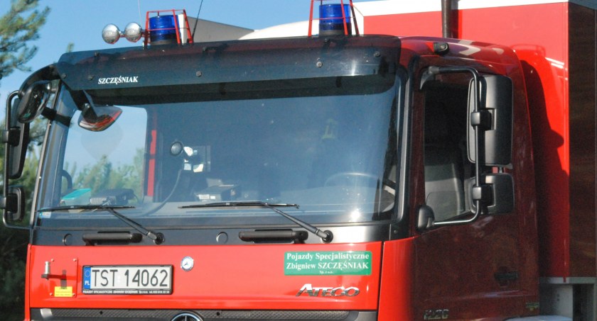 Nocna akcja z udziałem starachowickich strażaków. W grę wchodziło tylko siłowe rozwiązanie