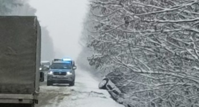 Fatalny poranek dla kierowców w powiecie starachowickim. Zima wróciła