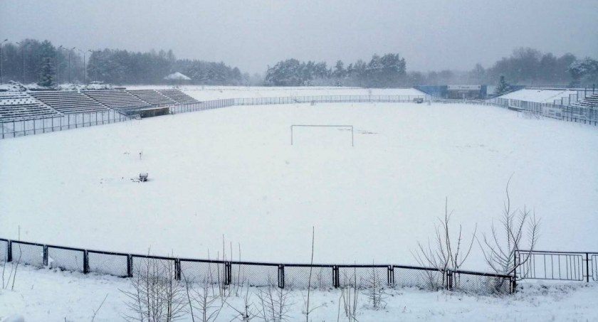 W zimowych warunkach trudno o sportową rywalizację. Futbol po raz pierwszy w tym roku przegrał z pogodą
