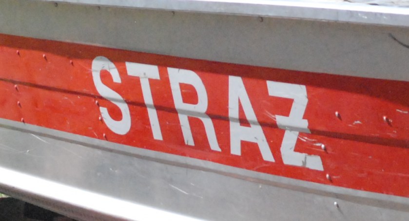 Pod naporem śniegu zawalił się dach. Starachowiccy strażacy w akcji