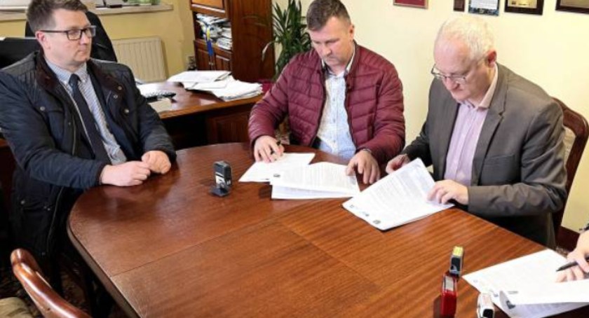 Gm. Pawłów. Umowa na rozbudowę infrastruktury szkolnej podpisana