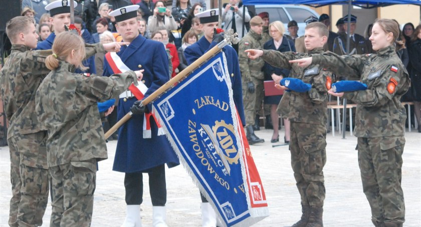 Ślubowanie klas mundurowych i niemundurowych w Starachowicach. W duchu patriotyzmu ​​​​​​​[ZDJĘCIA]
