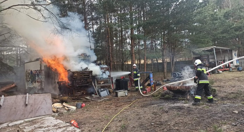 Płonęła drewniana komórka w Marcinkowie. Wszystko przez...