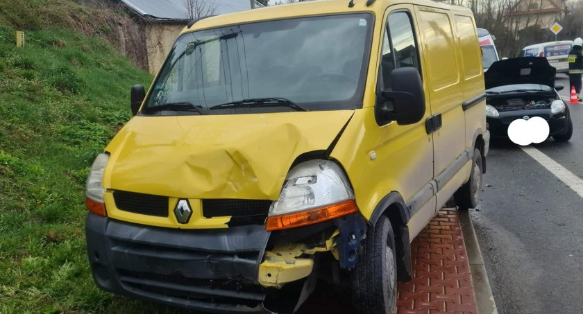 Wypadek w Bodzentynie. Dwa uszkodzone auta