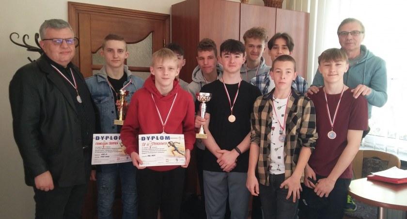  Uczniowie z SP nr 11 w Starachowicach wybiegali podium