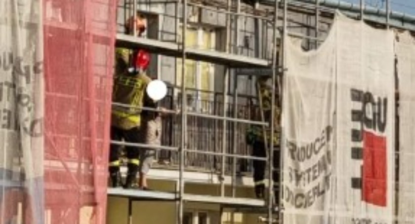PILNE: strażacka akcja na ul. 8 Maja w Starachowicach. Seniorka na rusztowaniu
