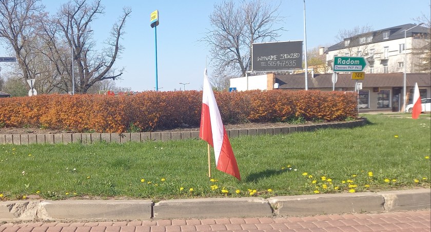 Flagi wetknięte w ronda