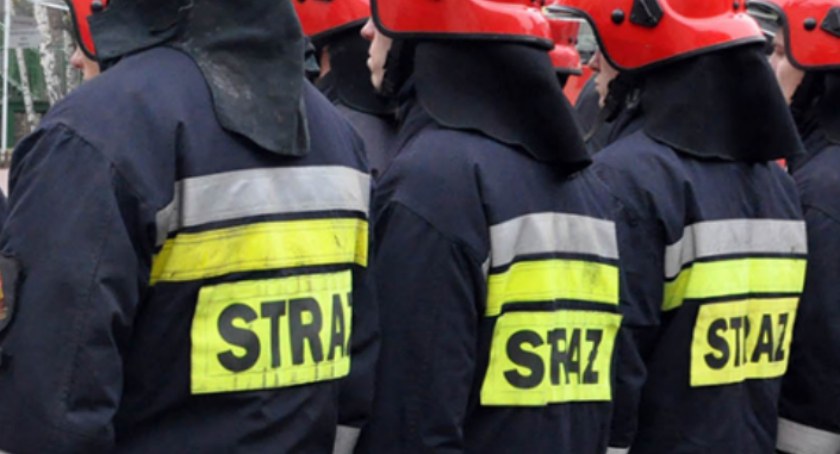 Strażacka interwencja na ul. Glinianej w Starachowicach. 85-latka w mieszkaniu