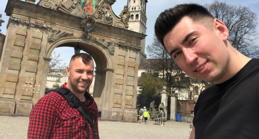 Daniel z upragnioną protezą przemierza Polskę