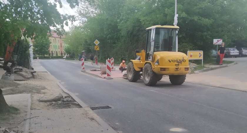 Asfalt na Majówce zalany i zerwany...