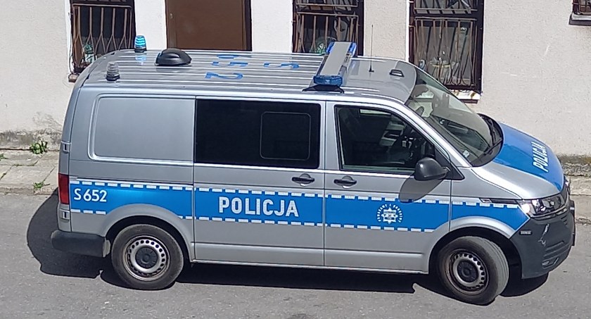 Policjanci i ratownicy medyczni na ul. Murarskiej w Starachowicach. W jakim celu?