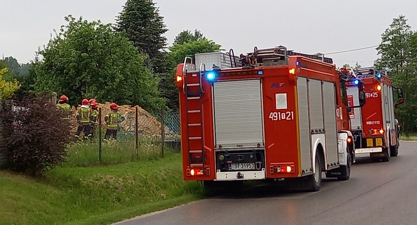 PILNE: uszkodzony gazociąg na terenie gminy Wąchock. Strażacy i pogotowie gazowe na miejscu