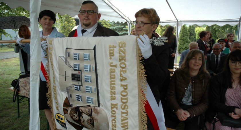 Gm. Mirzec. Szkoła z Korczakiem na sztandarze
