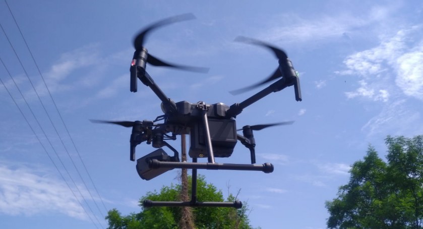 Policyjny dron nad głowami kierowców i pieszych. Kontrolowali ruchliwe skrzyżowanie