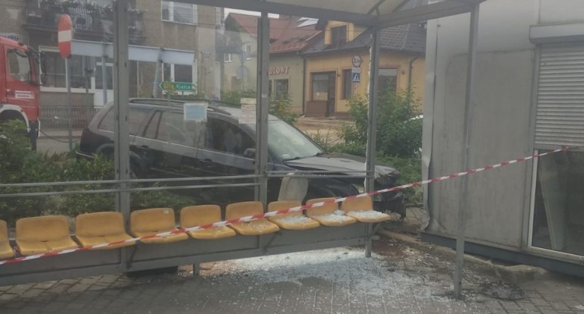 Rajd pijanego kierowcy zakończony na...przystanku