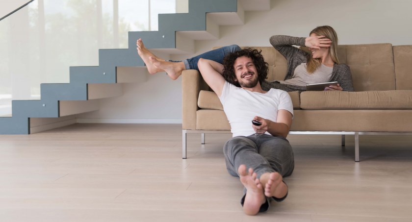 Panele laminowane do salonu — dlaczego warto?